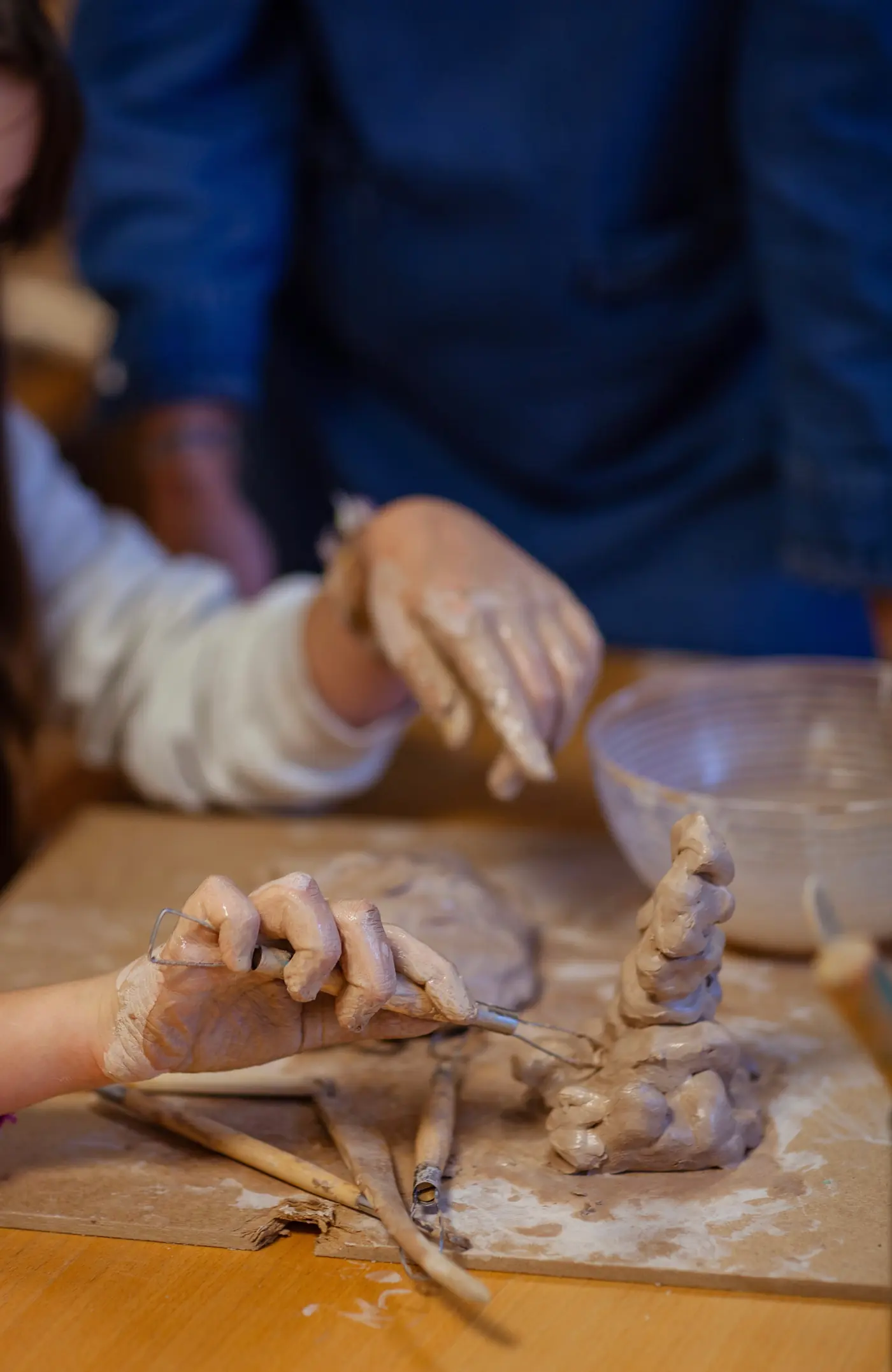 Un adolescent modèle une sculpture en argile pendant une séance d'art-thérapie