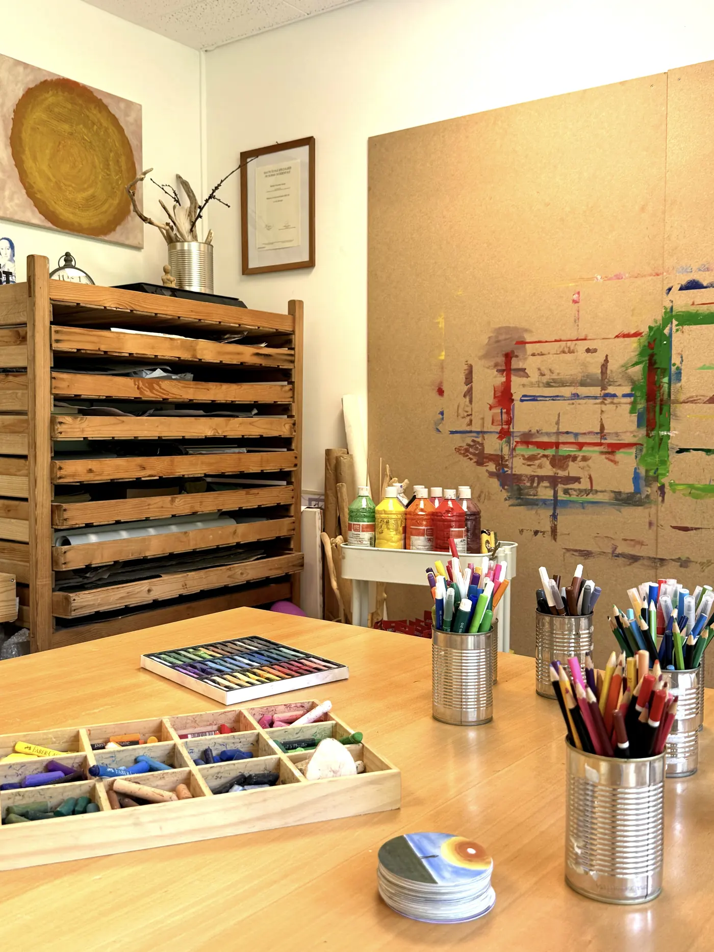 Le meuble de rangement et le mur de créations de l'atelier d'art-thérapie