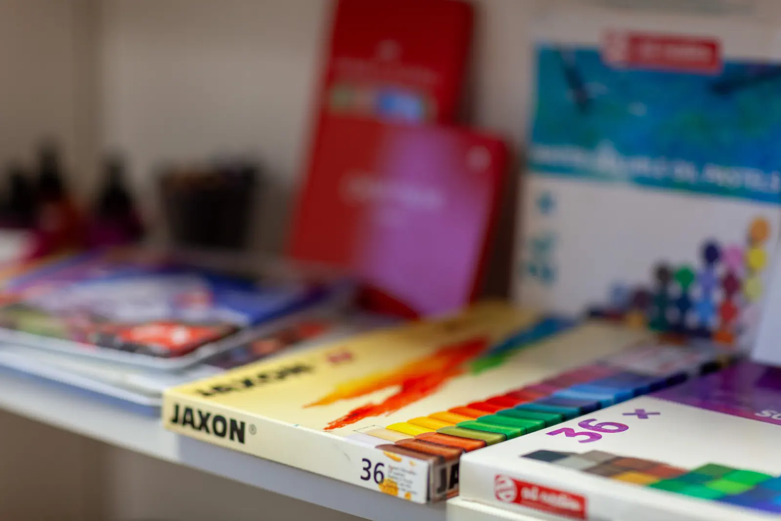 Le matériel de création de l'atelier : pastels, crayons de couleur et peintures