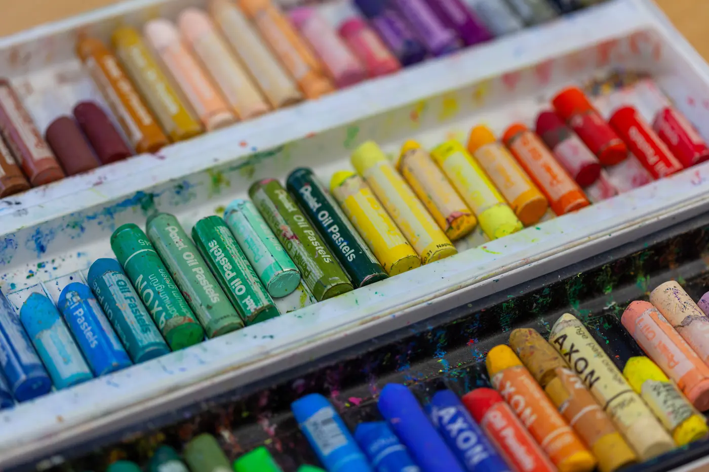 Pastels gras de toutes les couleurs, prêts pour une séance d'art-thérapie